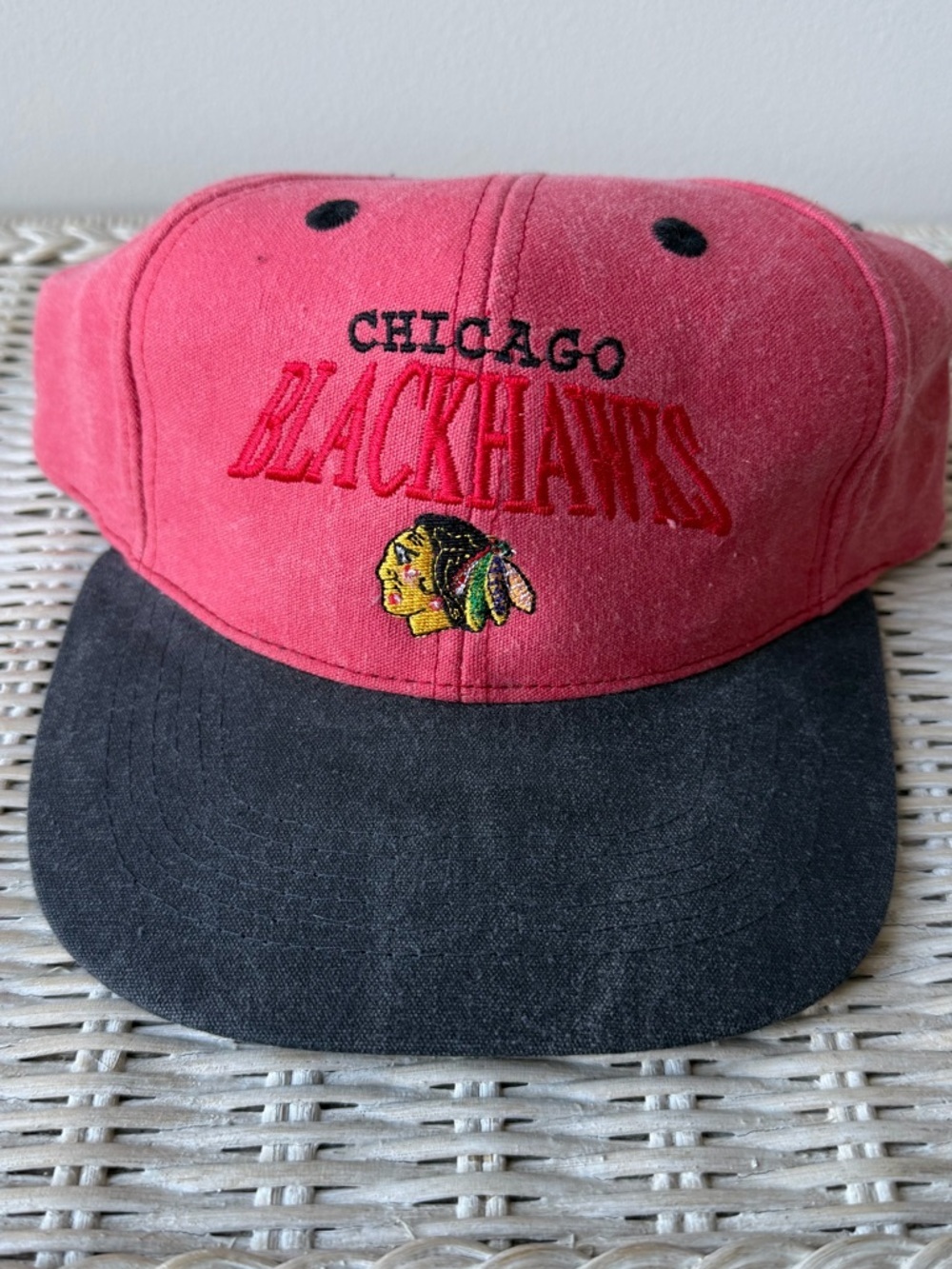 Chicago Blackhawks vintage Two-Tone Logo Cap - Red and Black